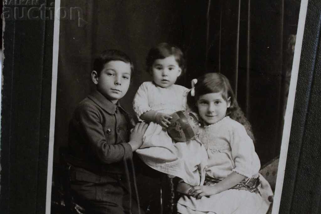 Auction . OLD FAMILY CHILDHOOD PHOTO PORTRAIT CHILDREN PHOTO CARDBOARD Auction . OLD FAMILY CHILDHOOD PHOTO PORTRAIT CHILDREN PHOTO CARDBOARD