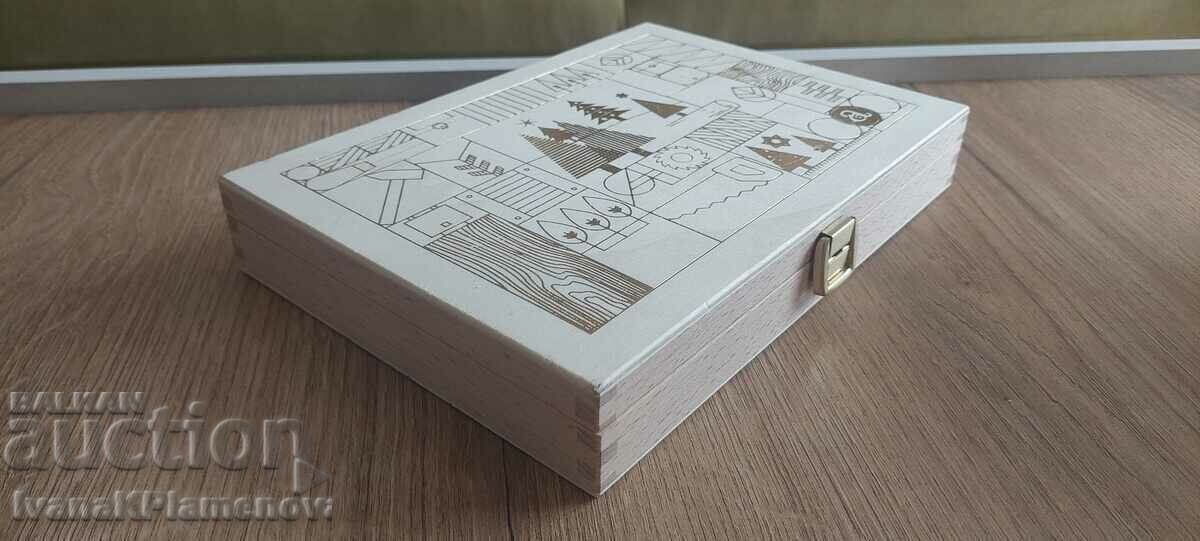 Auction Wooden box Auction Wooden box