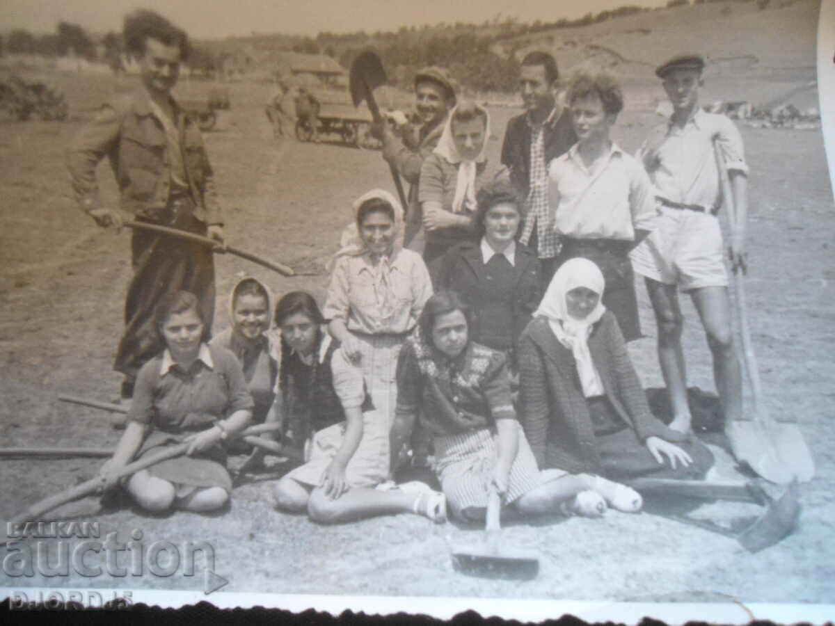 Fotografie veche, Într-o zi lucrătoare în iulie 1947