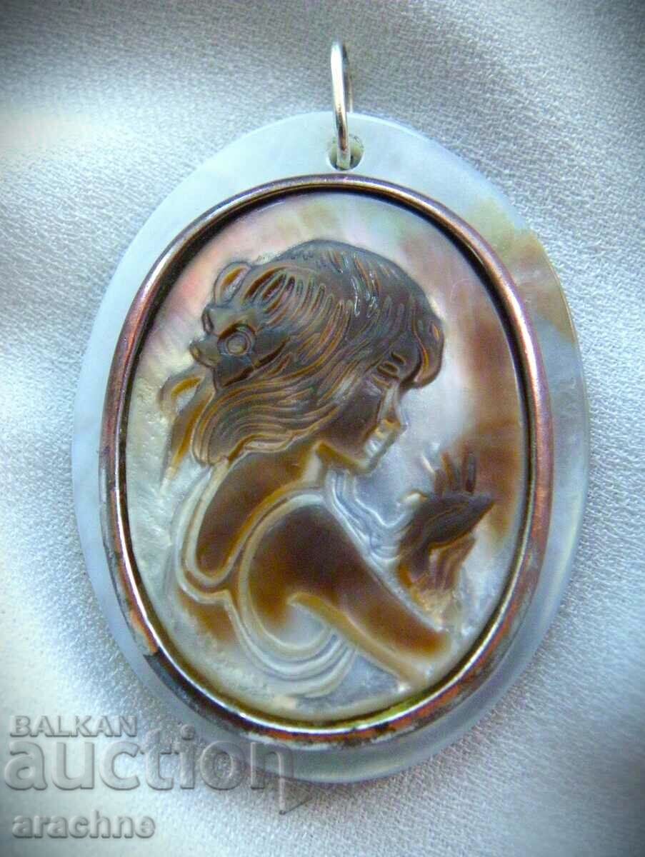 Japanese mother-of-pearl cameo medallion