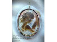 Japanese mother-of-pearl cameo medallion