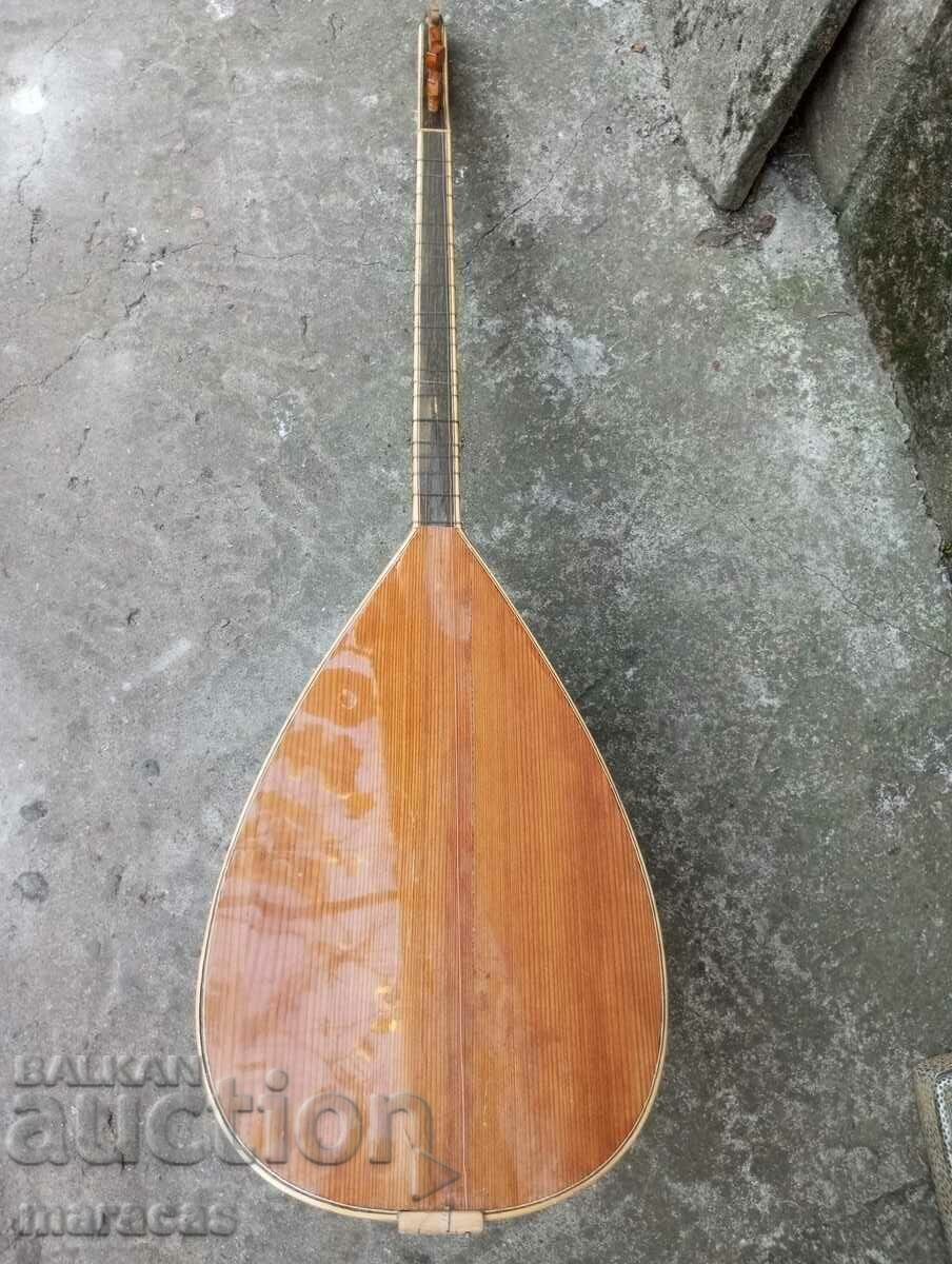 Un instrument muzical din lemn