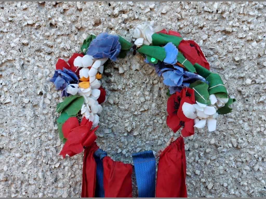 Auction , OLD WREATH WREATH HEAD ORNAMENT WEARING WREATH Auction , OLD WREATH WREATH HEAD ORNAMENT WEARING WREATH