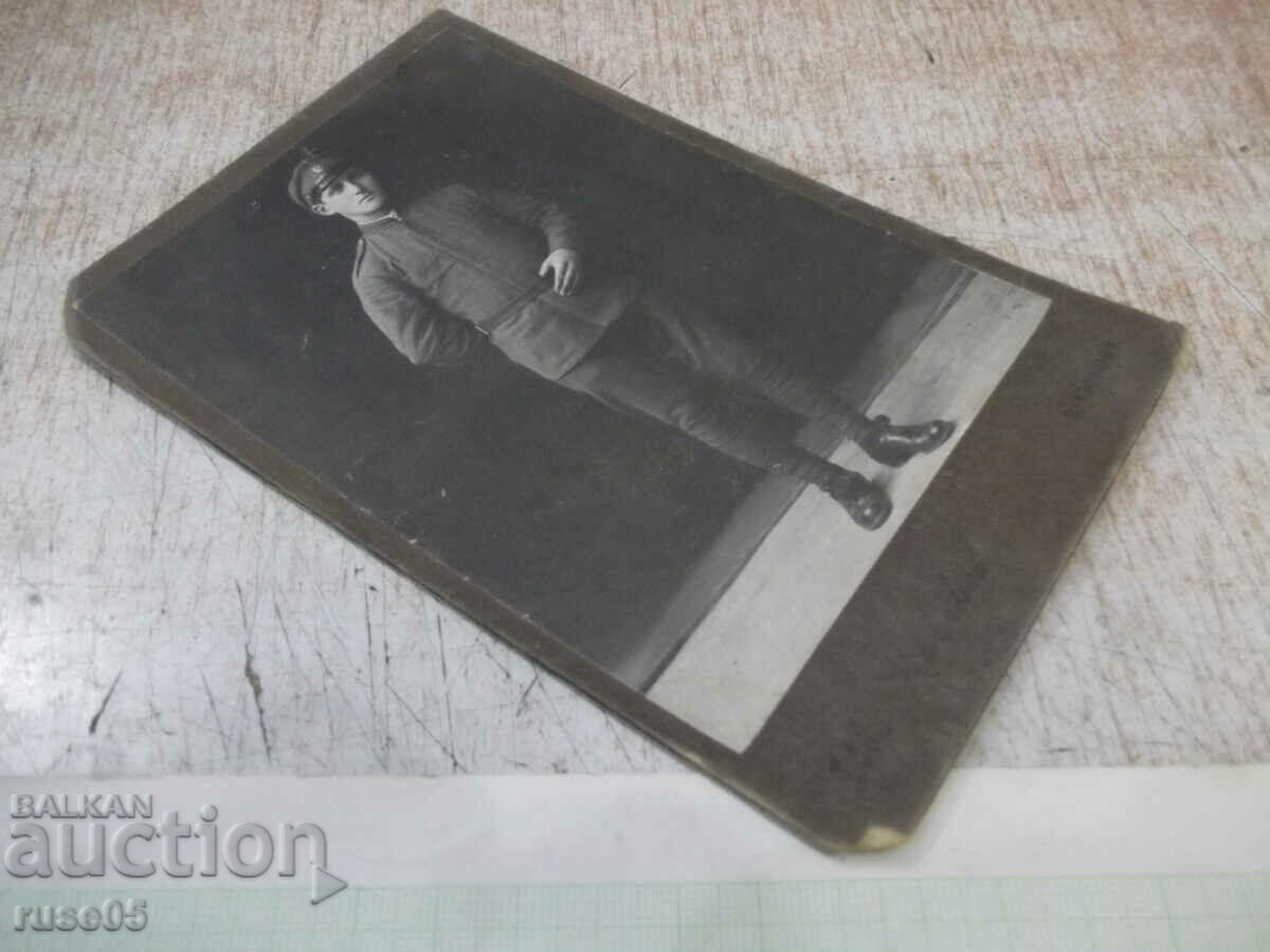 Аукцион Снимка стара картон на мъж в униформа с ръка на колана Аукцион Снимка стара картон на мъж в униформа с ръка на колана