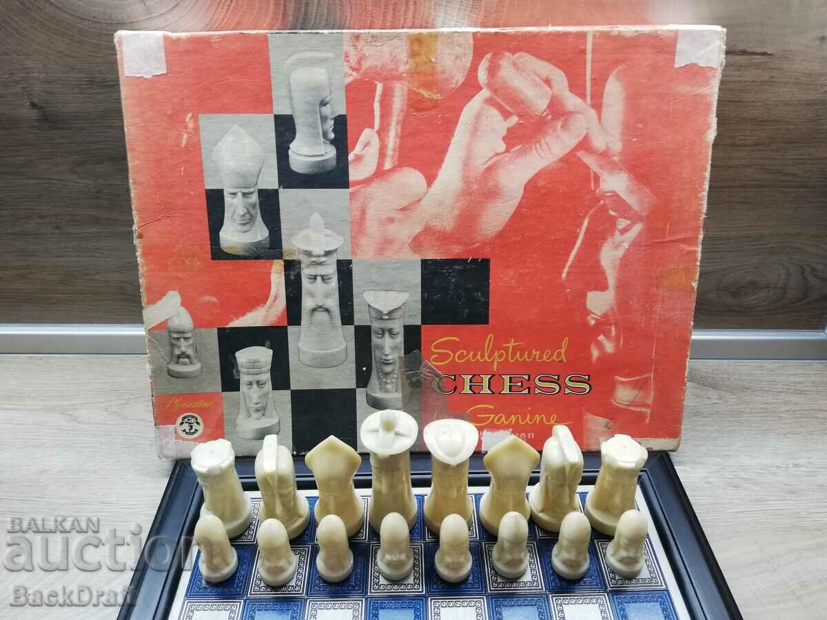 Vechi șah american cu piese de plastic gotice cu preț 199.00 BGN | € 101.75