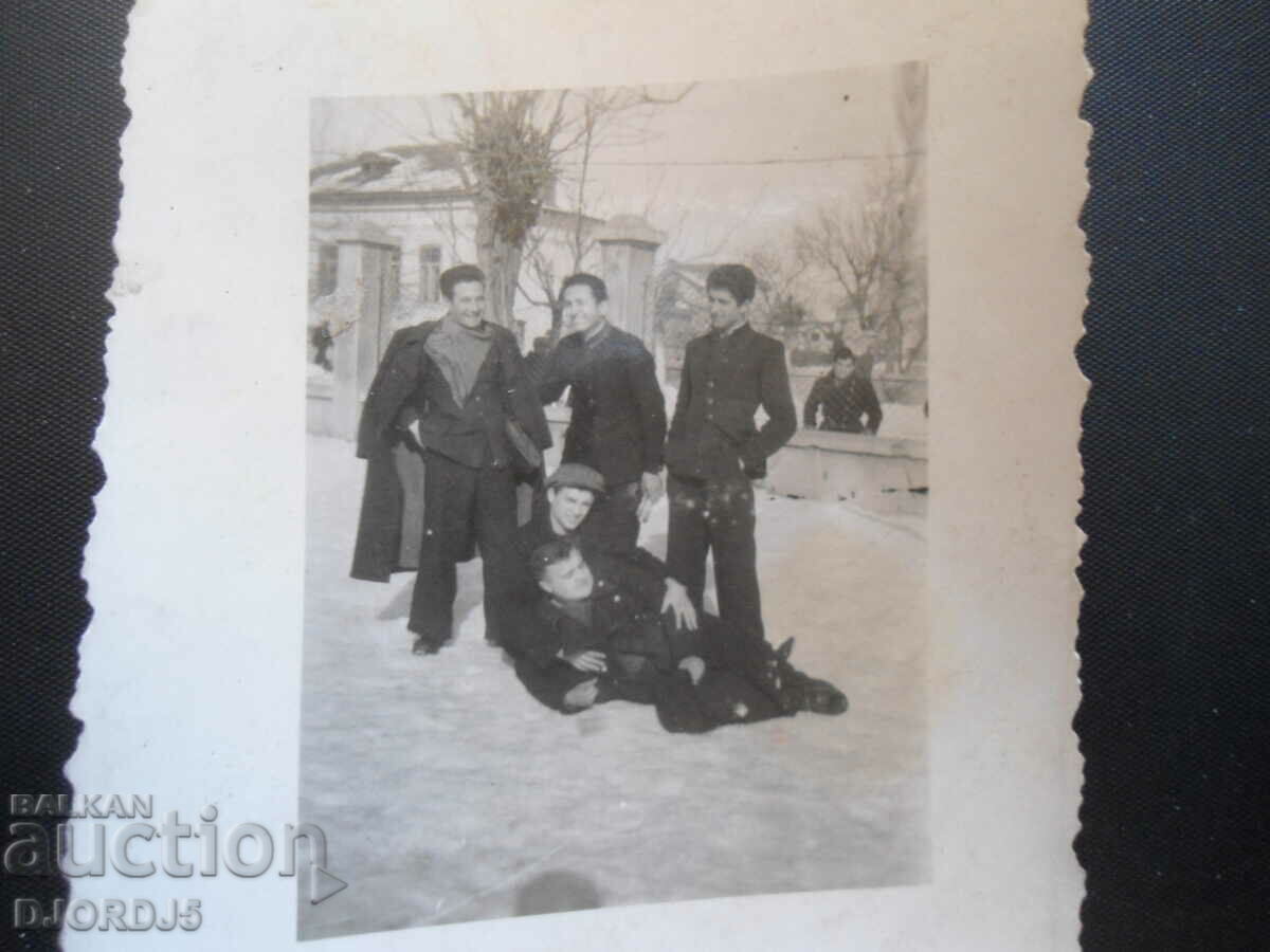 Fotografie veche, 1946, în curtea școlii.