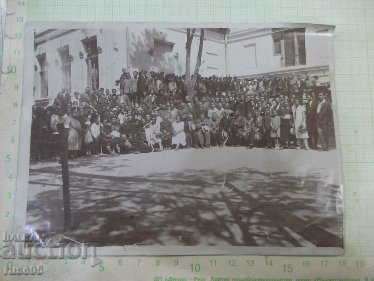 Old photo of a crowd in front of a building