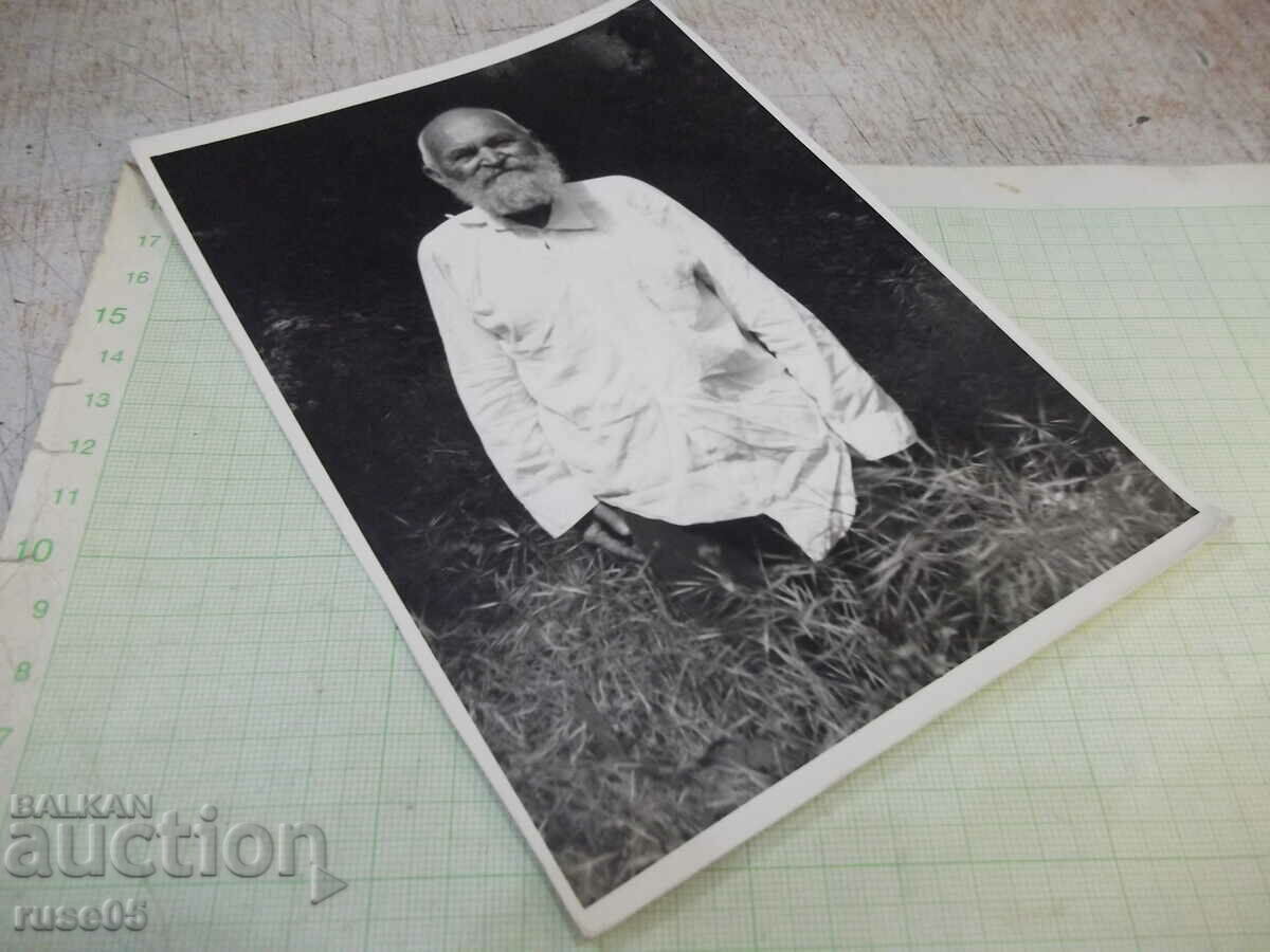 Auction Old photo of a man in a white shirt in America Auction Old photo of a man in a white shirt in America