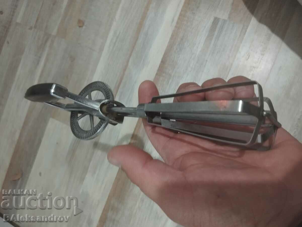 Old hand mixer with price 15.00 BGN | € 7.67 Old hand mixer with price 15.00 BGN | € 7.67