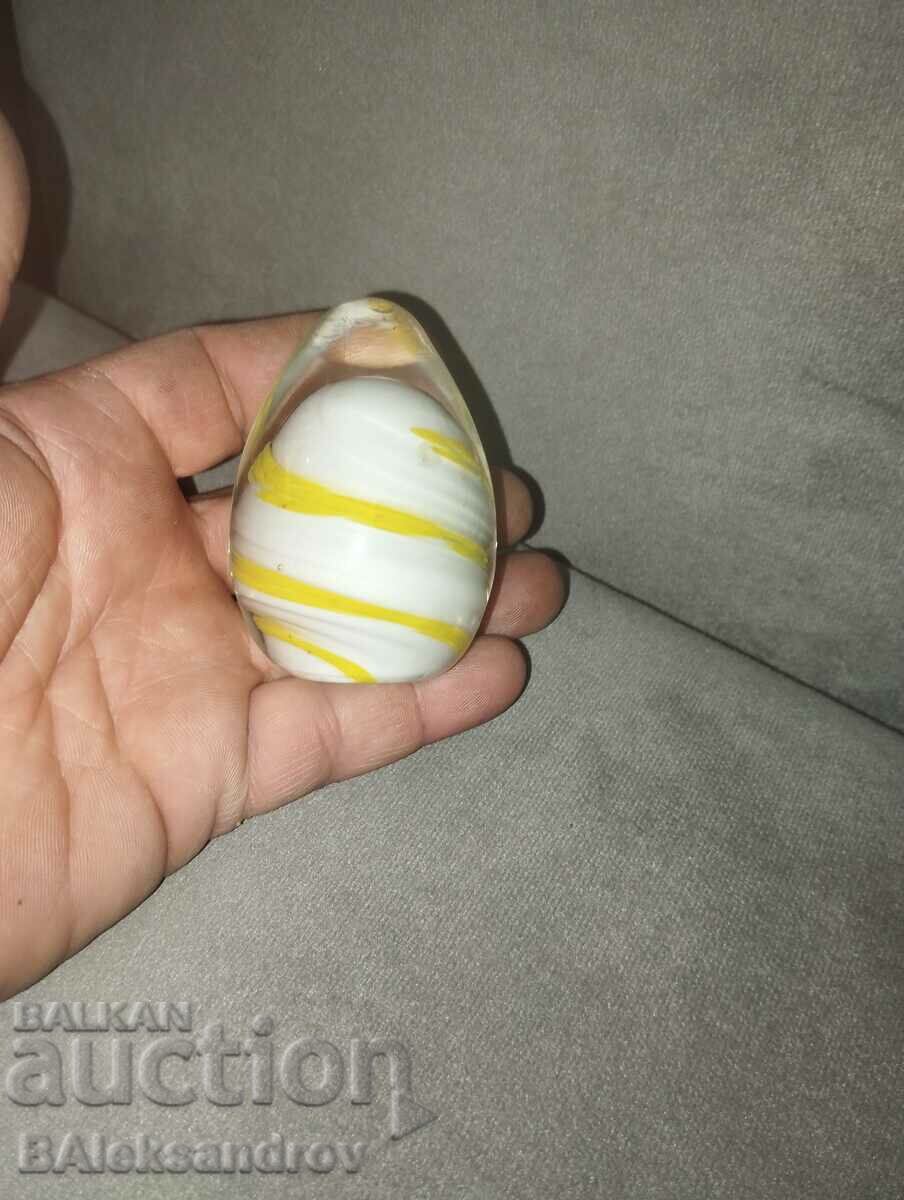 Auction A beautiful glass egg Auction A beautiful glass egg