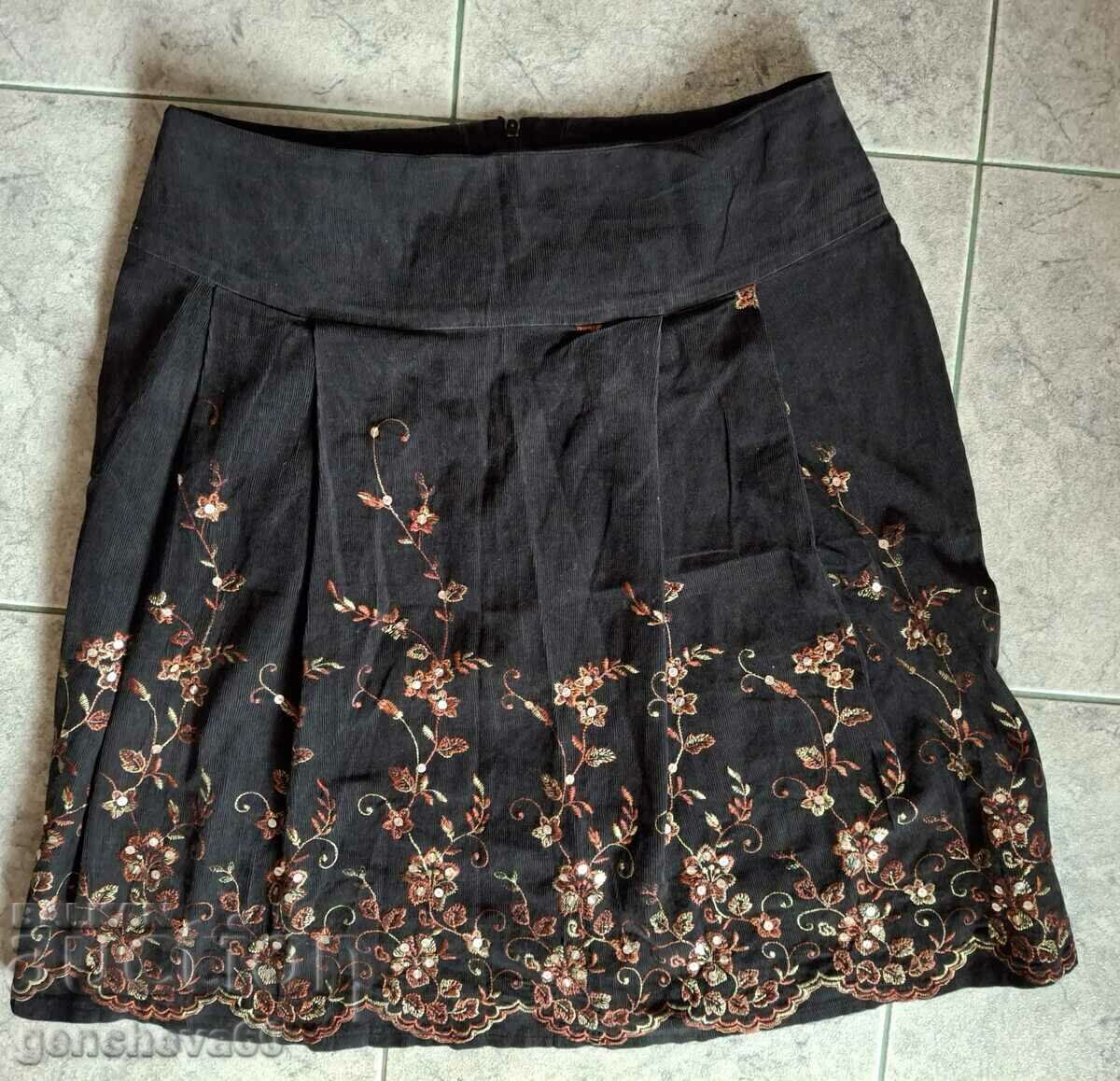 Fustă de catifea cu broderie frumoasă și paiete metalice cu preț 30.00 BGN | € 15.34