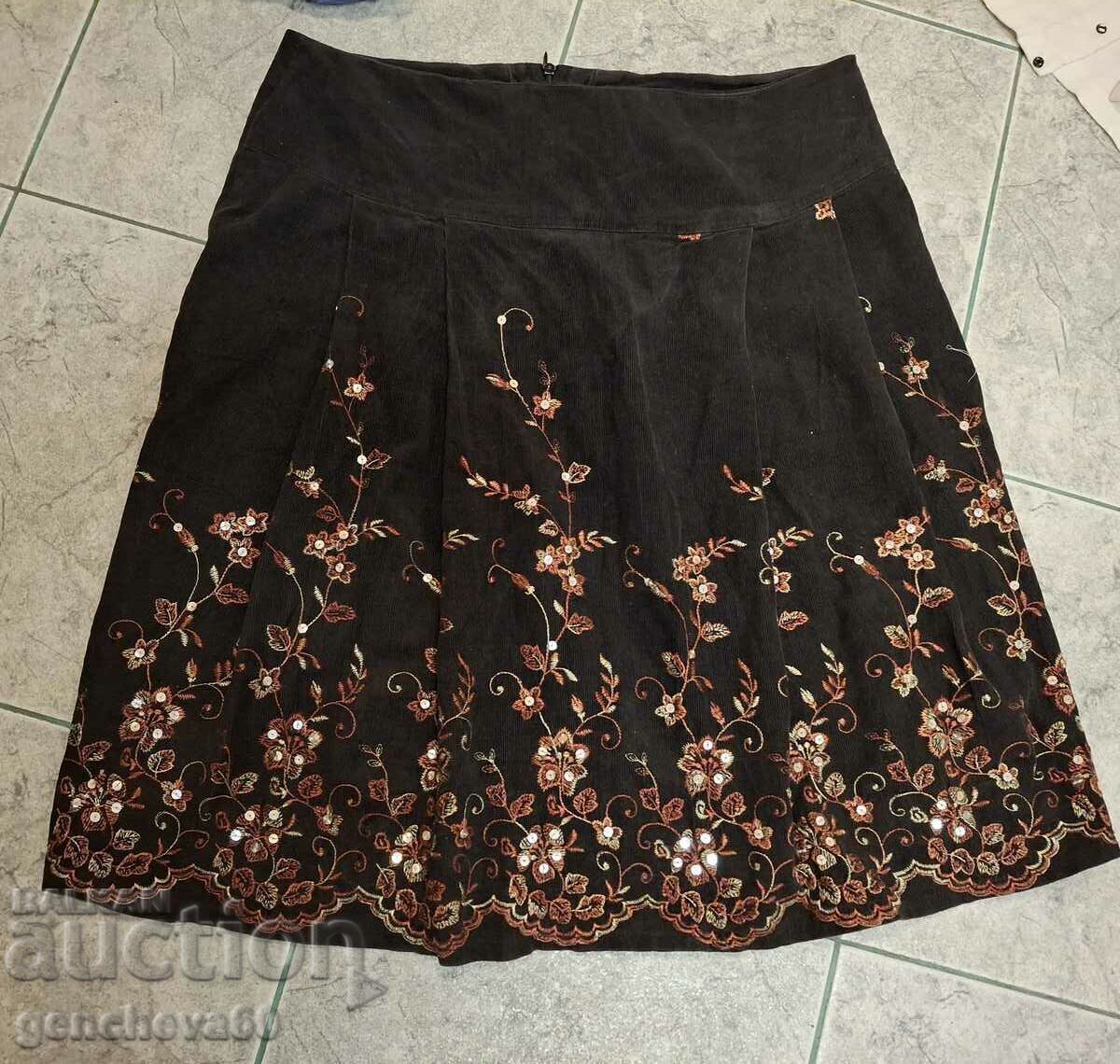 Licitație Fustă de catifea cu broderie frumoasă și paiete metalice