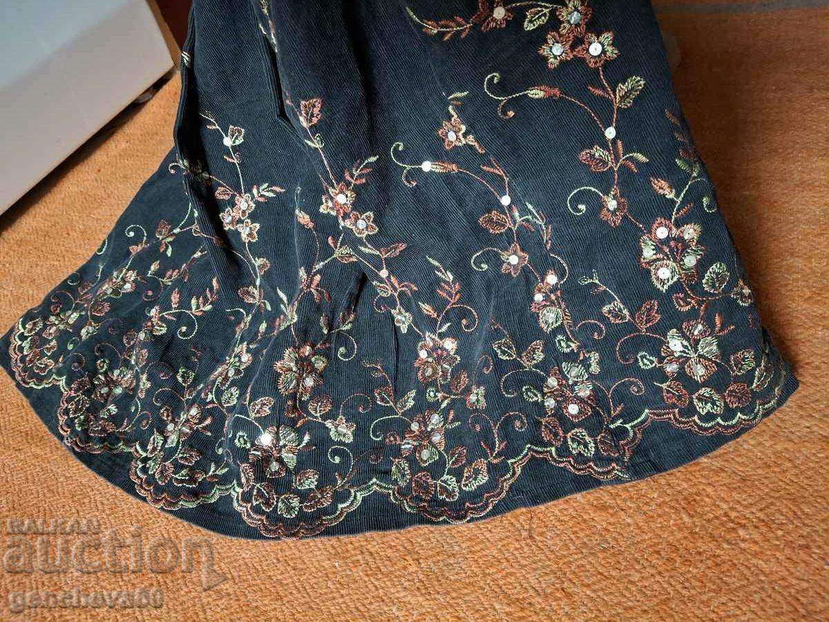 Livrarea Fustă de catifea cu broderie frumoasă și paiete metalice