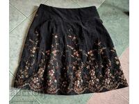 Fustă de catifea cu broderie frumoasă și paiete metalice
