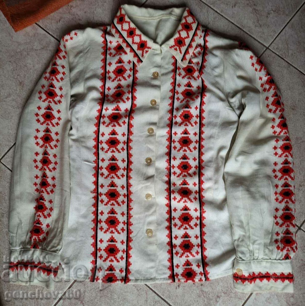 Delivery of Old women's shirt with hand embroidery/costume Delivery of Old women's shirt with hand embroidery/costume