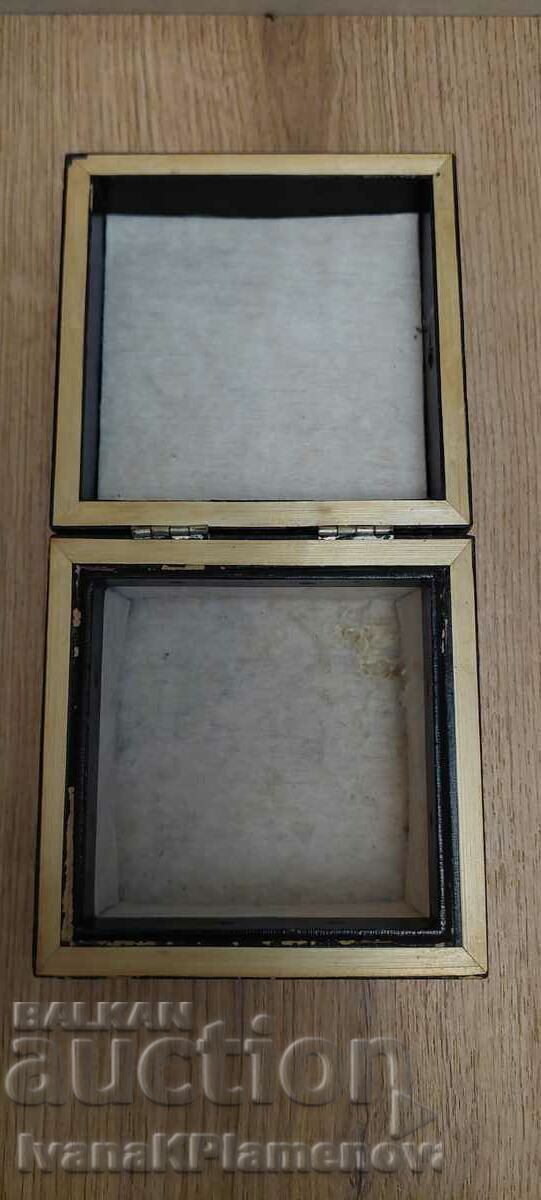 Delivery of Wooden box for collectors Delivery of Wooden box for collectors