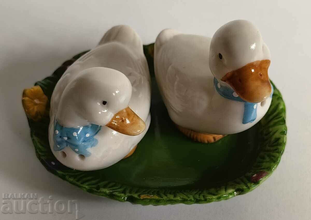 Delivery of . LOT OF CERAMIC SALT SHAKS HEALTHY FIGURE BIRD CHICKEN Delivery of . LOT OF CERAMIC SALT SHAKS HEALTHY FIGURE BIRD CHICKEN