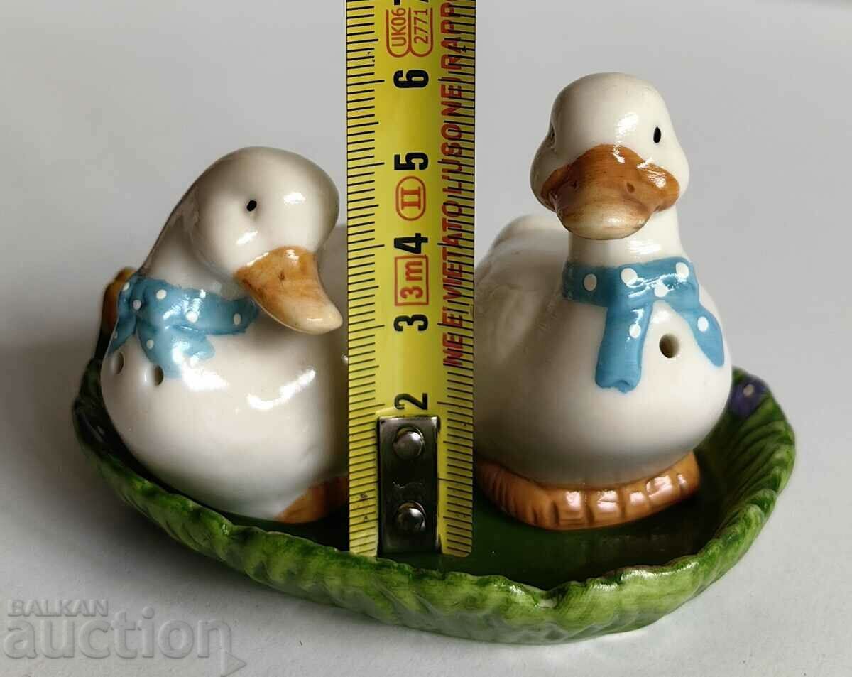 . LOT OF CERAMIC SALT SHAKS HEALTHY FIGURE BIRD CHICKEN - 5 . LOT OF CERAMIC SALT SHAKS HEALTHY FIGURE BIRD CHICKEN - 5