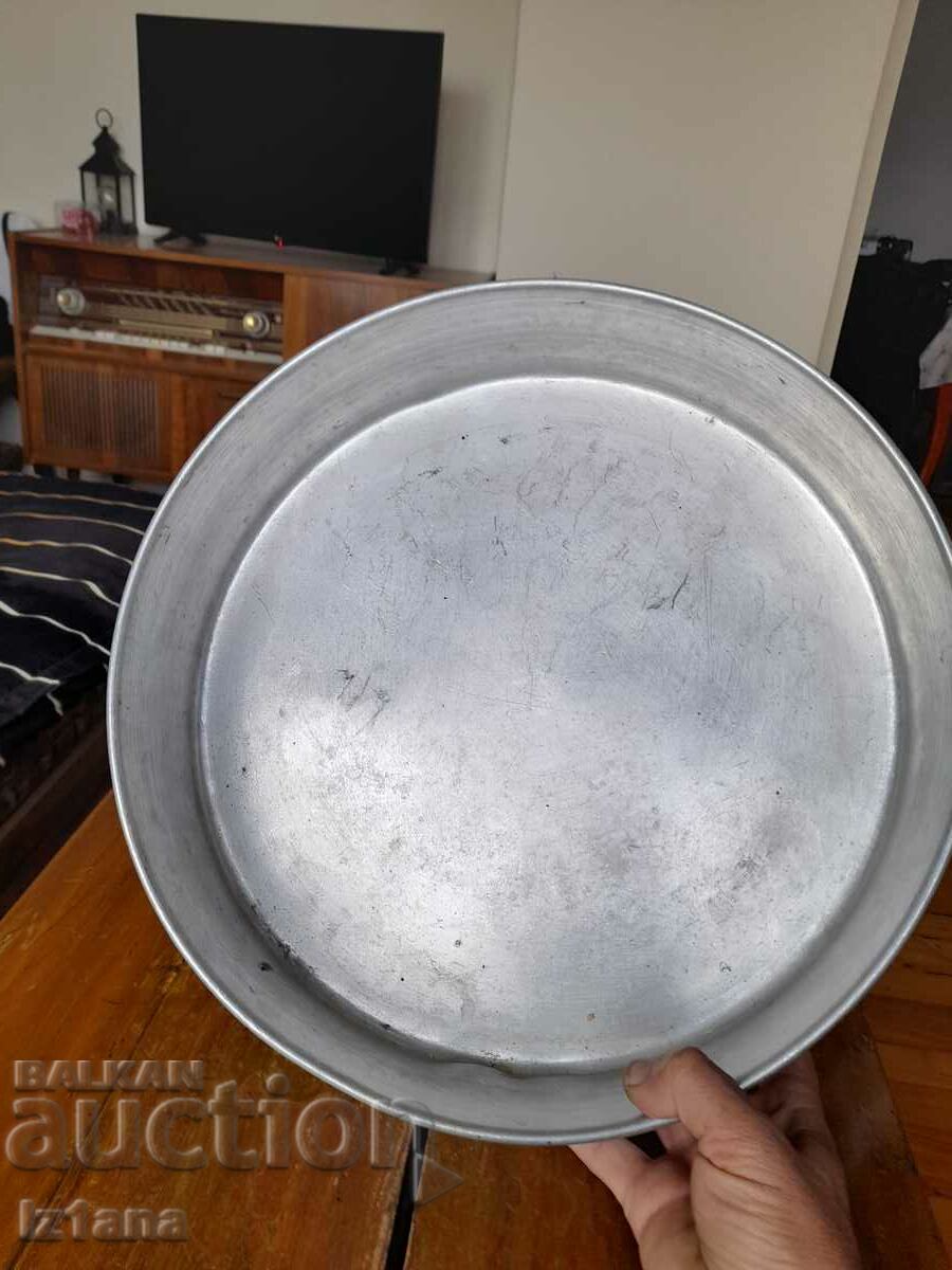 Delivery of Old aluminum tray, casserole Delivery of Old aluminum tray, casserole