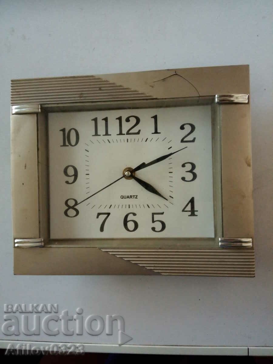 Wall clock electric "Quartz" without batteries.