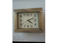 Wall clock electric "Quartz" without batteries.