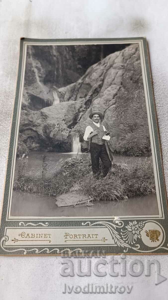 Photo Young man in front of Karton waterfall