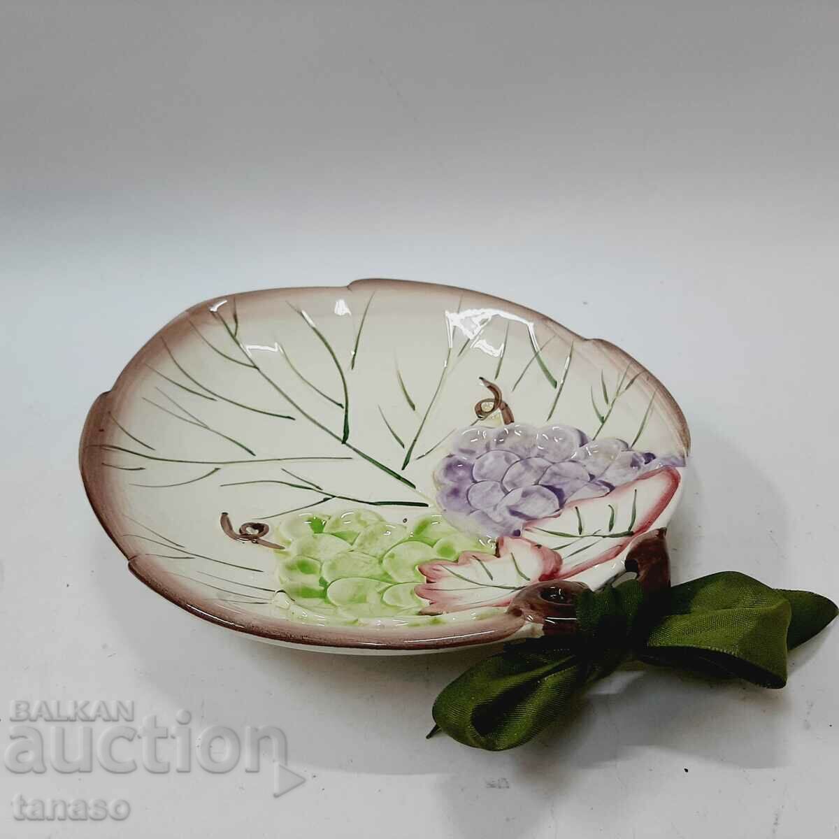 Licitație Veche farfurie ceramică cu motive de viță de vie și panglică verde (11.5