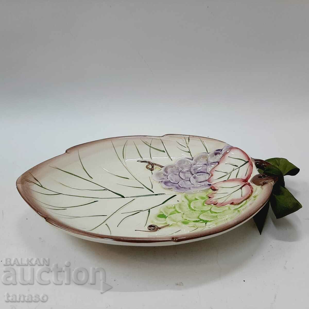 Доставка на Стара керамична чиния с лозови мотиви и зелена панделка(11.5 Доставка на Стара керамична чиния с лозови мотиви и зелена панделка(11.5