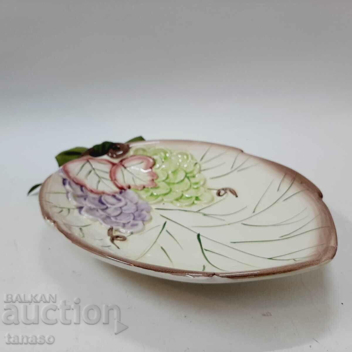 Стара керамична чиния с лозови мотиви и зелена панделка(11.5 - 5 Стара керамична чиния с лозови мотиви и зелена панделка(11.5 - 5