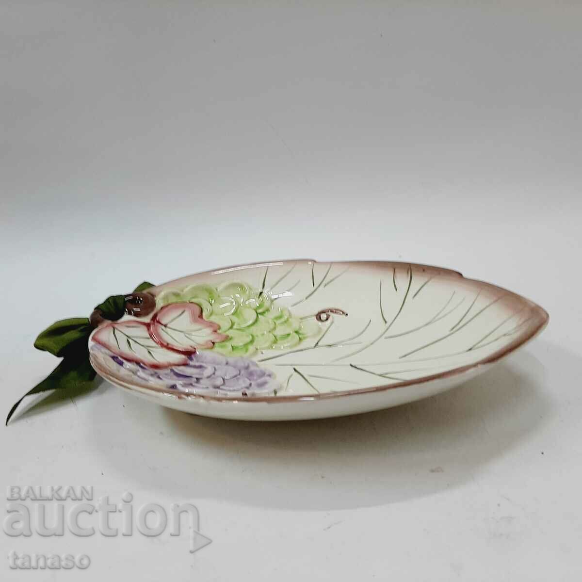 Стара керамична чиния с лозови мотиви и зелена панделка(11.5 - 6 Стара керамична чиния с лозови мотиви и зелена панделка(11.5 - 6