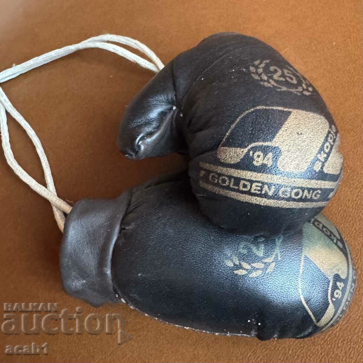 GOLDEN GONG SKOPJE 1994 Suvenir pentru mănuși de box cu preț 29.99 BGN | € 15.33