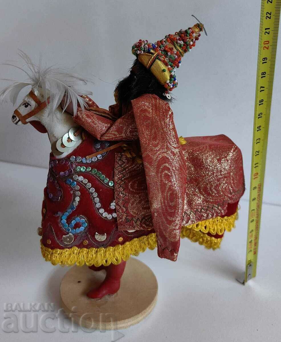 Licitație SOC POLISH SOUVENIR JUCĂRIE HORSE RIDER HORSEMAN LABEL Licitație SOC POLISH SOUVENIR JUCĂRIE HORSE RIDER HORSEMAN LABEL