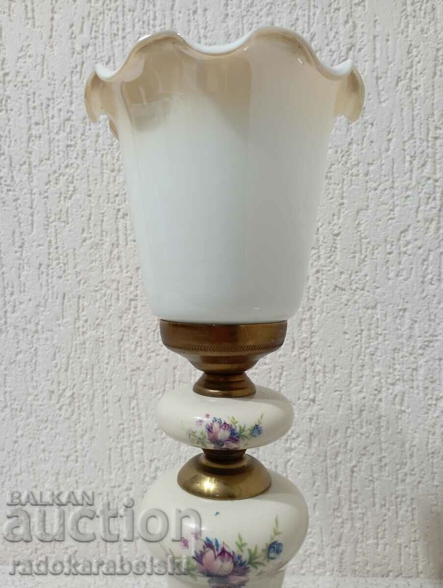 Delivery of A beautiful porcelain lamp