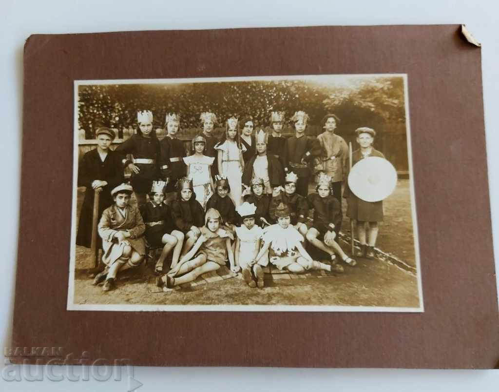 , OLD PHOTO PHOTOGRAPHY CARDBOARD THEATER PLAYS STUDENTS , OLD PHOTO PHOTOGRAPHY CARDBOARD THEATER PLAYS STUDENTS