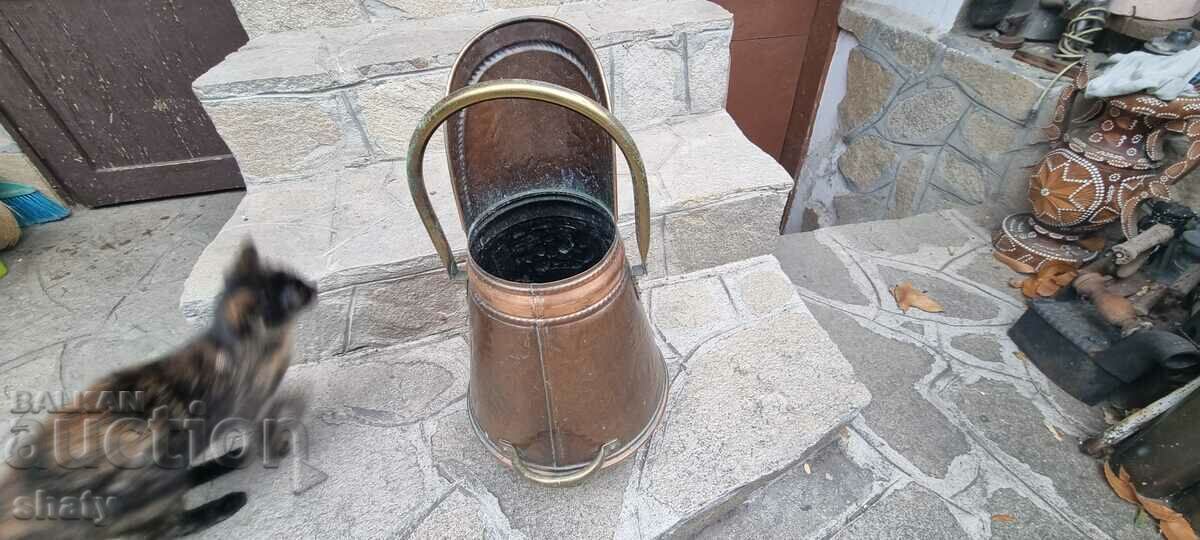 Auction Old bronze vessel. Auction Old bronze vessel.