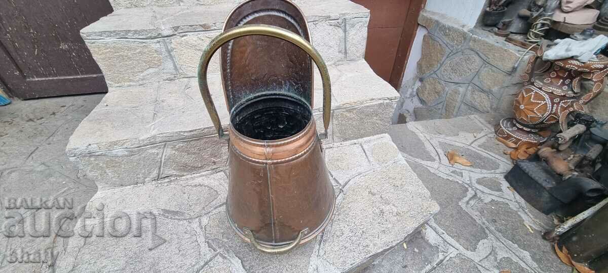 Delivery of Old bronze vessel. Delivery of Old bronze vessel.