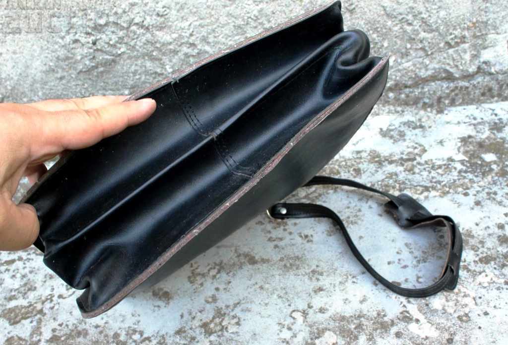 Auction , LARGE OLD LEATHER BAG TABLET HI Auction , LARGE OLD LEATHER BAG TABLET HI