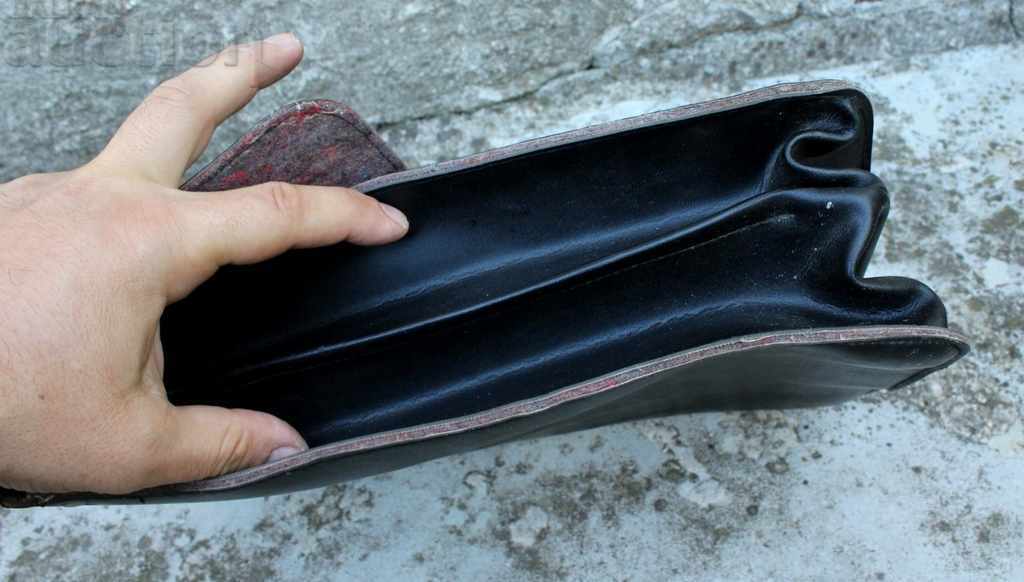 Delivery of , LARGE OLD LEATHER BAG TABLET HI Delivery of , LARGE OLD LEATHER BAG TABLET HI