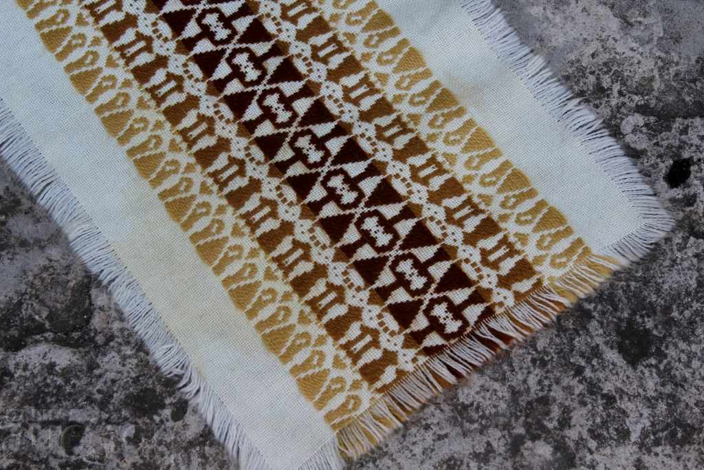 , Pătură veche carouri TISLAIFER cu preț € 6.00 | 11.73 BGN , Pătură veche carouri TISLAIFER cu preț € 6.00 | 11.73 BGN