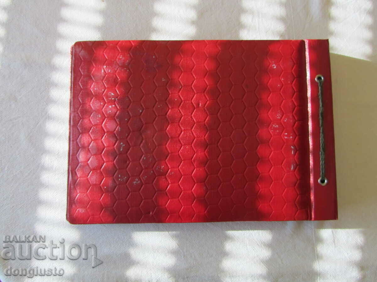 Άλμπουμ με κόκκινο εξώφυλλο με τιμή 5.00 BGN | € 2.56 Άλμπουμ με κόκκινο εξώφυλλο με τιμή 5.00 BGN | € 2.56