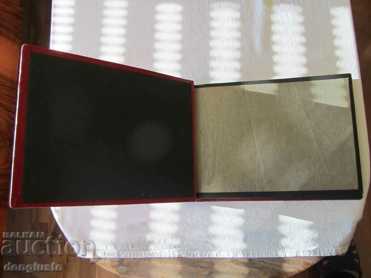 Δημοπρασία Άλμπουμ με κόκκινο εξώφυλλο Δημοπρασία Άλμπουμ με κόκκινο εξώφυλλο