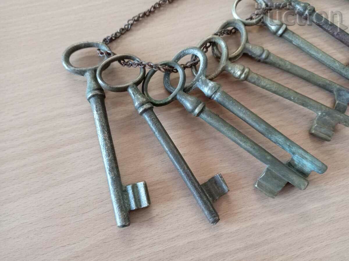 Licitație cheie antică din bronz pentru încuietoare și zăvor lot 9 chei Licitație cheie antică din bronz pentru încuietoare și zăvor lot 9 chei
