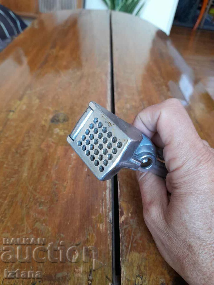 Delivery of Old aluminum garlic press