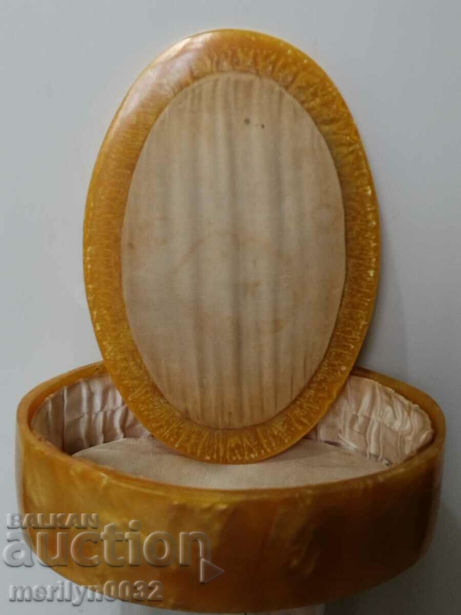 Cutie de bijuterii din chihlimbar artificial Catalin NRB cu preț 59.00 BGN | € 30.17 Cutie de bijuterii din chihlimbar artificial Catalin NRB cu preț 59.00 BGN | € 30.17