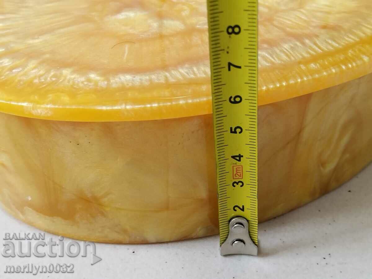 Licitație Cutie de bijuterii din chihlimbar artificial Catalin NRB Licitație Cutie de bijuterii din chihlimbar artificial Catalin NRB