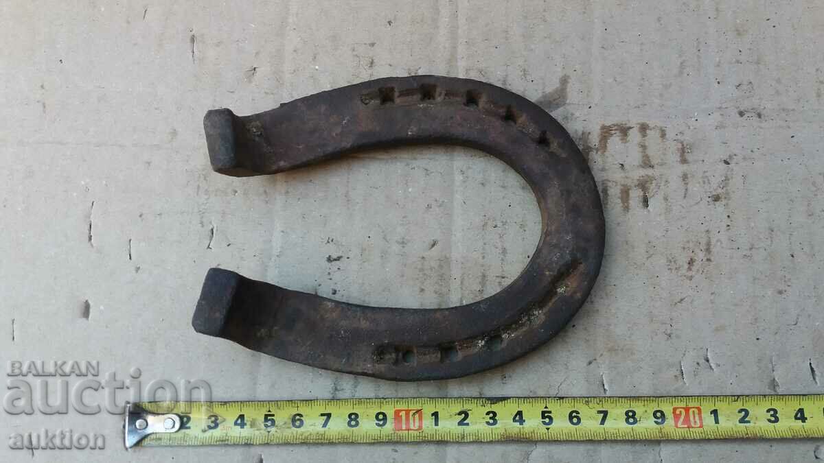 Auction  A MASSIVE HORSESHOE