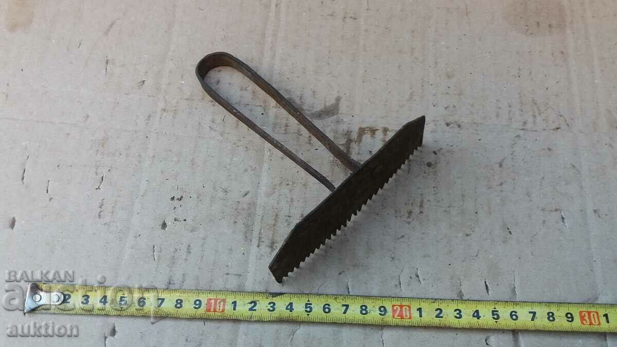 OLD SOLID COMB FOR HORSE, MULE, DONKEY with price 3.99 BGN | € 2.04 OLD SOLID COMB FOR HORSE, MULE, DONKEY with price 3.99 BGN | € 2.04