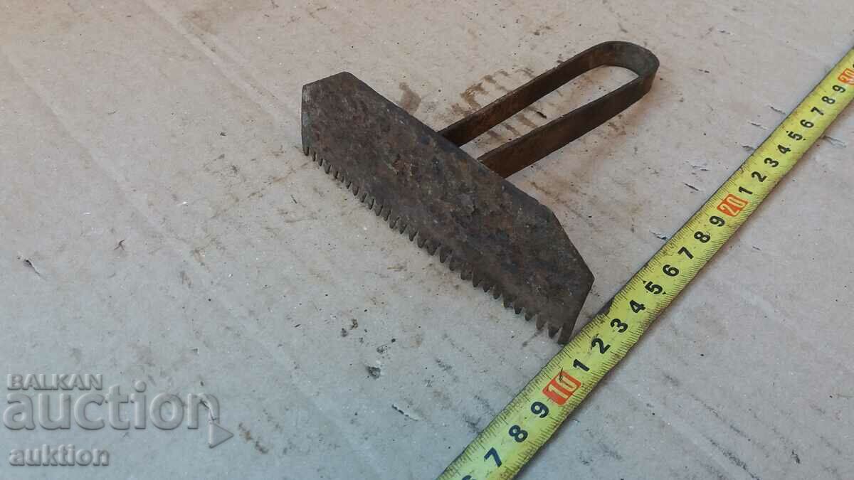 Delivery of OLD SOLID COMB FOR HORSE, MULE, DONKEY Delivery of OLD SOLID COMB FOR HORSE, MULE, DONKEY