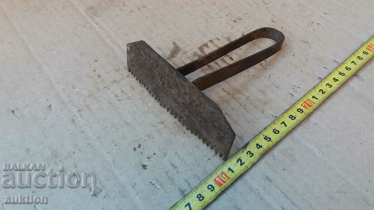 OLD SOLID COMB FOR HORSE, MULE, DONKEY - 5 OLD SOLID COMB FOR HORSE, MULE, DONKEY - 5