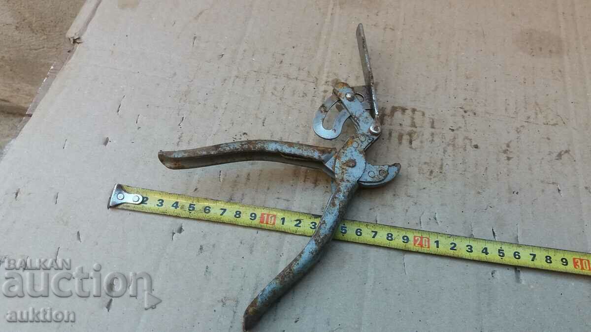 OLD PLIERS FOR MAKING CUPS, PAFTS with price 9.99 BGN | € 5.11 OLD PLIERS FOR MAKING CUPS, PAFTS with price 9.99 BGN | € 5.11